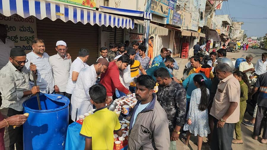 <div class="paragraphs"><p>ಚಿಂತಾಮಣಿಯಲ್ಲಿ ಭಾನುವಾರ ನಡೆದ ಹಿಂದೂ ಸಮಾಜೋತ್ಸವ ಕಾರ್ಯಕ್ರಮದಲ್ಲಿ ಮುಸ್ಲಿಮರು ಜ್ಯೂಸ್, ಹಣ್ಣು ಹಂಪಲು ವಿತರಿಸಿದರು</p></div>