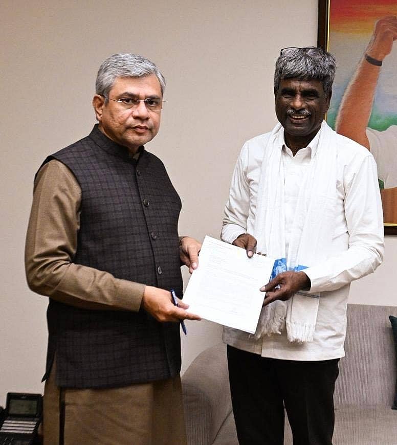 ಕೇಂದ್ರ ರೈಲ್ವೆ ಸಚಿವ ಅಶ್ವಿನಿ ವೈಷ್ಣವ್ ಅವರನ್ನು ಸಂಸದ ಕೋಟ ಶ್ರೀನಿವಾಸ ಪೂಜಾರಿ ಅವರು ಭೇಟಿ ಮಾಡಿ ಮನವಿ ಸಲ್ಲಿಸಿದರು