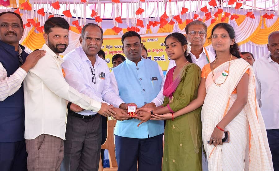 ಎಸ್.ಎಸ್.ಎಲ್.ಸಿ ಪರೀಕ್ಷೆಯಲ್ಲಿ ಶೇ 90ರಷ್ಟು ಅಂಕ ಪಡೆದ ವಿದ್ಯಾರ್ಥಿನಿ ಜ್ಯೋತಿ ಶಿಗ್ಗಾವಿ ಅವರಿಗೆ ಶಿಗ್ಗಾವಿ ತಾಲ್ಲೂಕಿನ ಹನುಮರಹಳ್ಳಿ ಗ್ರಾಮದ ಸರ್ಕಾರಿ ಪ್ರಾಥಮಿಕ ಶಾಲೆಯ ವಾರ್ಷಿಕೋತ್ಸವದಲ್ಲಿ ಕಿರಾಣಿ ಅಂಗಡಿ ವ್ಯಾಪಾರಸ್ಥ ಗೋಪಾಲಕೃಷ್ಣ ಆಡಿನ ಅರ್ಧ ತೊಲೆ ಬಂಗಾರದ ಜುಮಕಿ ನೀಡಿ ಸನ್ಮಾನಿಸಿದರು