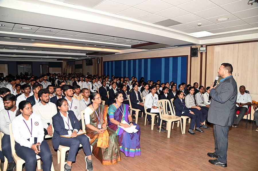 ಮೈಸೂರಿನ ಶೇಷಾದ್ರಿಪುರಂ ಪದವಿ ಕಾಲೇಜಿನಲ್ಲಿ ಮಂಗಳವಾರ ಪ್ರಜಾವಾಣಿ–ಡೆಕ್ಕನ್‌ ಹೆರಾಲ್ಡ್‌ ಸಹಯೋಗದಲ್ಲಿ ಇಂಗ್ಲಿಷ್ ವಿಭಾಗದ ಐಕ್ಯುಎಸಿ ಘಟಕವು ಏರ್ಪಡಿಸಿದ್ದ ‘ಲಿಂಕ್ಡ್‌ಇನ್‌ನಲ್ಲಿ ಪ್ರೊಫೈಲ್‌ ಬರವಣಿಗೆ ಕಾರ್ಯಾಗಾರ’ದಲ್ಲಿ ತರಬೇತುದಾರರಾದ ಮೊಹ್ಮದ್‌ ಝೀಶನ್‌ ಉಪನ್ಯಾಸ ನೀಡಿದರು