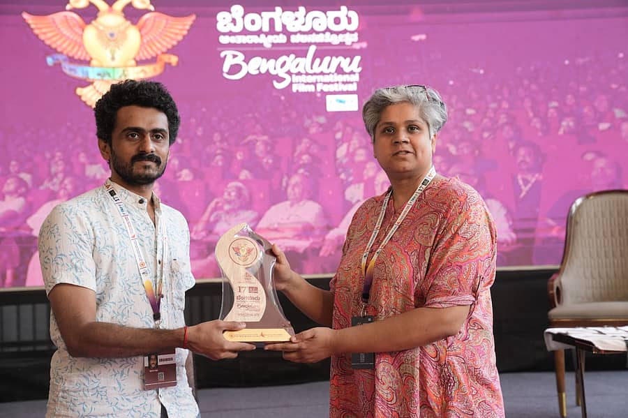 ಚಿತ್ರೋತ್ಸವದ ಸ್ಮರಣಿಕೆ ಪಡೆಯುತ್ತಿರುವ ಅಪರ್ಣಾ ಸುಬ್ರಮಣಿಯನ್‌