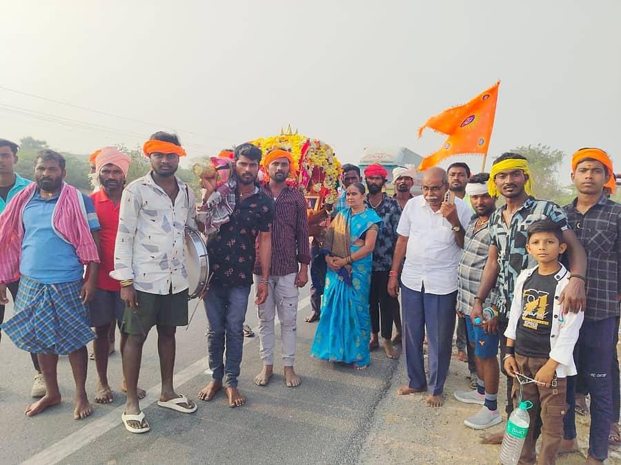 ಶಹಾಪುರದ ದಿಗ್ಗಿ ಸಂಗಮೇಶ್ವರ ಭಜನಾ ಮಂಡಳಿ ಭಕ್ತರು ಶ್ರೀಶೈಲ್ ಮಲ್ಲಿಕಾರ್ಜುನ ದೇವಸ್ಥಾನಕ್ಕೆ ನೂತನ ಪಲ್ಕಕ್ಕಿಯನ್ನು ಅರ್ಪಿಸಲು ಪಾದಯಾತ್ರೆ ಮೂಲಕ ತೆರಳಿದರು