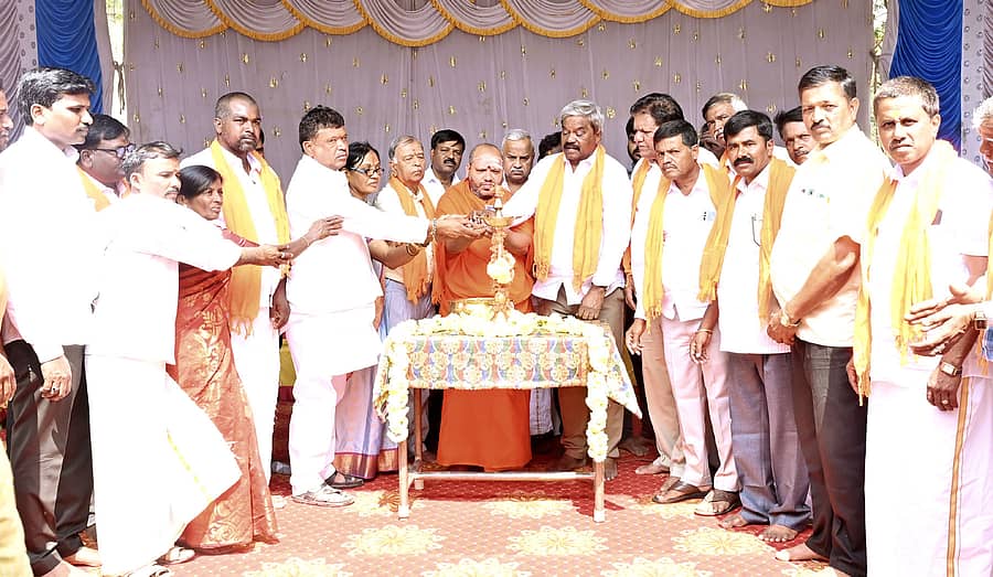 ಹೊಳಲ್ಕೆರೆ ತಾಲ್ಲೂಕಿನ ಬೊಮ್ಮನ ಹಳ್ಳಿಯಲ್ಲಿ ಮಂಗಳವಾರ ಶಾಸಕ ಎಂ. ಚಂದ್ರಪ್ಪ ನೂತನ ಕಲ್ಯಾಣಿ ಉದ್ಘಾಟಿಸಿದರು