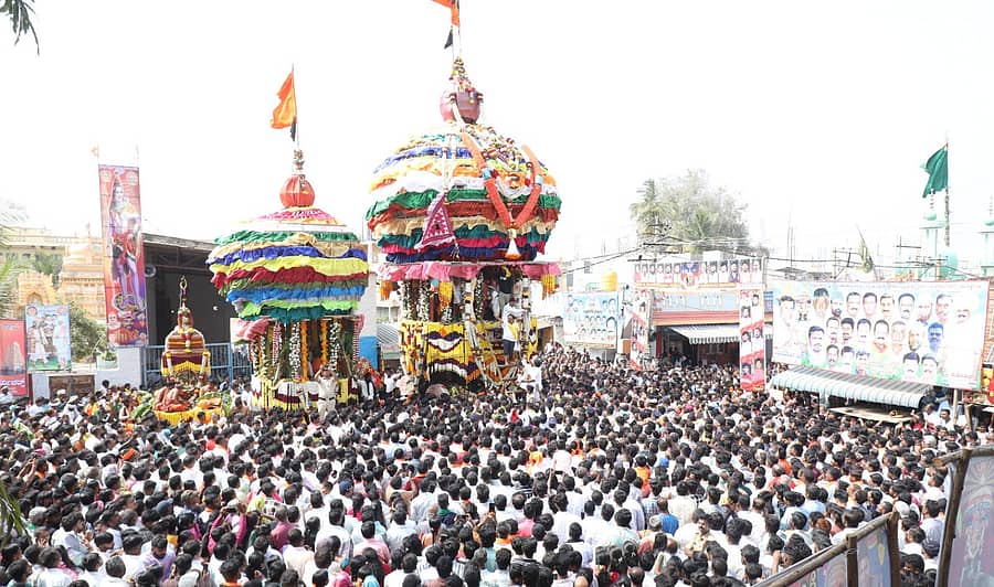 ಹಿರಿಯೂರಿನಲ್ಲಿ ಮಂಗಳವಾರ ತೇರುಮಲ್ಲೇಶ್ವರಸ್ವಾಮಿ ಜಾತ್ರಾ ಮಹೋತ್ಸವದ ಪ್ರಯುಕ್ತ ನಡೆದ ಬ್ರಹ್ಮ ರಥೋತ್ಸವದಲ್ಲಿ ಸಾವಿರಾರು ಭಕ್ತರು ಪಾಲ್ಗೊಂಡಿರುವುದು