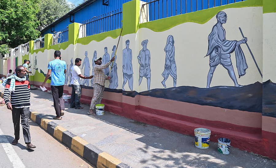 <div class="paragraphs"><p>ಮೈಸೂರು ಮಹಾನಗರ ಪಾಲಿಕೆಯ ವತಿಯಿಂದ ಸ್ವಚ್ಛ ಸರ್ವೇಕ್ಷಣ ಅಂಗವಾಗಿ ಕೆ.ಆರ್. ಆಸ್ಪತೆಯ ತಡೆ ಗೋಡೆಯ ಮೇಲೆ ಚಿತ್ರ ಬಿಡುಸುತ್ತಿರುವ ಕಲಾವಿದ ಸೈಯದ್ ಮತ್ತು ತಂಡ. </p></div>