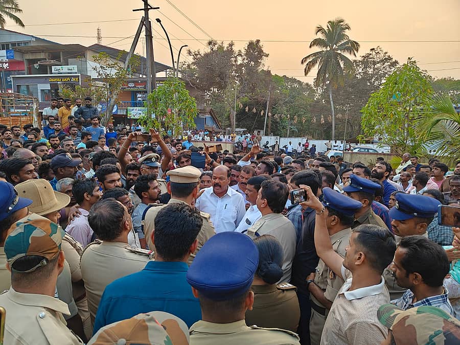 ಸಿದ್ದಾಪುರ ಪಟ್ಟಣದ ಪೊಲೀಸ್ ಠಾಣೆಯ ಎದುರು ಅವರಗುಪ್ಪ ಗ್ರಾಮದಲ್ಲಿ ನಡೆದ ಕೊಲೆ ಪ್ರಕರಣದಲ್ಲಿ ಕೊಲೆ ಆರೋಪಿಗಳಿಗೆ ಕಠಿಣ ಶಿಕ್ಷೆ ನೀಡಬೇಕು ಹಾಗೂ ಕುಟುಂಬಕ್ಕೆ ನ್ಯಾಯ ಒದಗಿಸಬೇಕು ಎಂದು ಆಗ್ರಹಿಸಿ ಸಾರ್ವಜನಿಕರು ಪ್ರತಿಭಟನೆ ನಡೆಸಿದರು