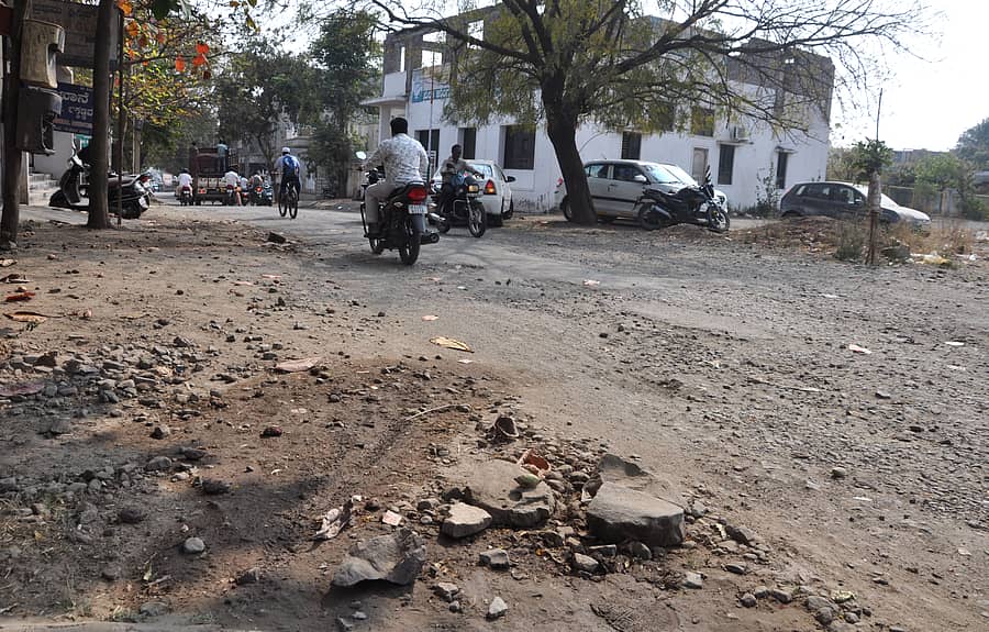 ವಿಜಯಪುರ ನಗರದ ಕೋರ್ಟ್‌ ಸರ್ಕಲ್‌ನಿಂದ ರಾಮನಗರಕ್ಕೆ ಸಂಪರ್ಕ ಕಲ್ಪಿಸುವ ರಸ್ತೆ ಹದಗೆಟ್ಟಿದೆ ಪ್ರಜಾವಾಣಿ ಚಿತ್ರ: ಸಂಜೀವ ಅಕ್ಕಿ