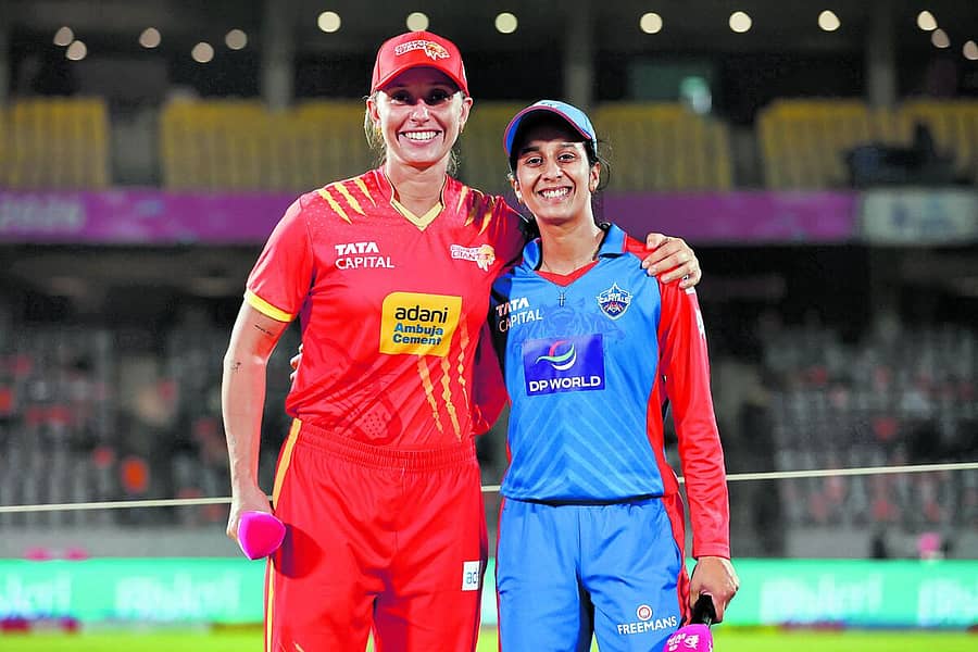 <div class="paragraphs"><p>ಗುಜರಾತ್ ಜೈಂಟ್ಸ್ ತಂಡದ ಆ್ಯಷ್ಲೆ ಗಾರ್ಡನರ್ ಹಾಗೂ ಡೆಲ್ಲಿ ಕ್ಯಾಪಿಟಲ್ಸ್ ನಾಯಕಿ ಜೆಮಿಮಾ ರಾಡ್ರಿಗಸ್</p></div>