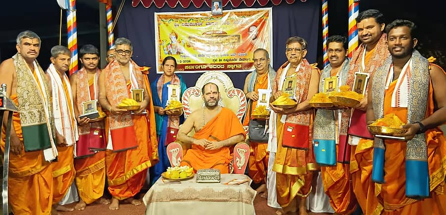 ಅಜೆಕಾರು ವಿಷ್ಣುಮೂರ್ತಿ ದೇವಸ್ಥಾನದಲ್ಲಿ ವಿಷ್ಣುಮೂರ್ತಿ ಬ್ರಾಹ್ಮಣ ಸಂಫದ ವತಿಯಿಂದ ನಡೆದ ಸಂಘದ ರಜತ ಸಂಭ್ರಮ ಧಾರ್ಮಿಕ ಸಭೆಯಲ್ಲಿ ಹಲವರನ್ನು ಗೌರವಿಸಲಾಯಿತು 