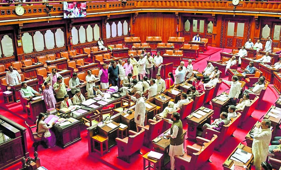 <div class="paragraphs"><p>ಪ್ರಧಾನಿ ನರೇಂದ್ರ ಮೋದಿ ವಿರುದ್ಧ ಆಕ್ಷೇಪಾರ್ಹ ಪದ ಬಳಸಿದ ಮುಖ್ಯಮಂತ್ರಿ ಅವರ ರಾಜಕೀಯ ಕಾರ್ಯದರ್ಶಿ ನಸೀರ್ ಅಹಮದ್ ಕ್ಷಮೆಯಾಚಿಸಬೇಕೆಂದು ಒತ್ತಾಯಿಸಿ ಬಿಜೆಪಿ ಹಾಗೂ ಜೆಡಿಎಸ್ ಸದಸ್ಯರು ವಿಧಾನಪರಿಷತ್‌ ಸಭಾಪತಿ ಪೀಠದ ಮುಂದೆ ಮಂಗಳವಾರ ಪ್ರತಿಭಟನೆ ನಡೆಸಿದರು</p></div>