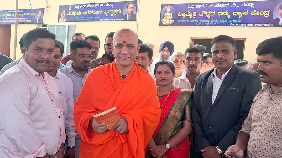 ಶ್ರೀರಂಗಪಟ್ಟಣ ತಾಲ್ಲೂಕಿನ ನೇರಲಕೆರೆ ಗ್ರಾಮದ ವಿಶ್ವಮೈತ್ರಿ ಬೌದ್ಧ ಧಮ್ಮ ಧ್ಯಾನ ಕೇಂದ್ರದಲ್ಲಿ ಬುದ್ಧ ಭಾರತ ಫೌಂಡೇಶನ್‌ ಮಂಗಳವಾರ ಏರ್ಪಡಿಸಿದ್ದ ‘ಸರ್ವಧರ್ಮ ಮಾನವ ಸಮ್ಮೇಳನ’ದಲ್ಲಿ ಆದಿ ಚುಂಚನಗಿರಿ ಮಹಾ ಸಂಸ್ಥಾನ ಮಠದ ಪೀಠಾಧ್ಯಕ್ಷ ನಿರ್ಮಲಾನಂದನಾಥ ಸ್ವಾಮೀಜಿ ಪಾಲ್ಗೊಂಡಿದ್ದರು. ಫೌಂಡೇಶನ್‌ ಅಧ್ಯಕ್ಷ ಜೆ. ರಾಮಯ್ಯ ಇದ್ದಾರೆ