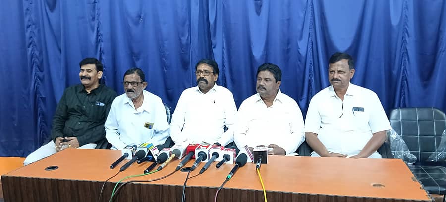 ಚಿಕ್ಕಬಳ್ಳಾಪುರದಲ್ಲಿ ನಡೆದ ಮಾಧ್ಯಮಗೋಷ್ಠಿಯಲ್ಲಿ ಬೀಜ ನಿಗಮದ ಅಧ್ಯಕ್ಷ ನಂದಿ ಆಂಜನಪ್ಪ ಮಾತನಾಡಿದರು