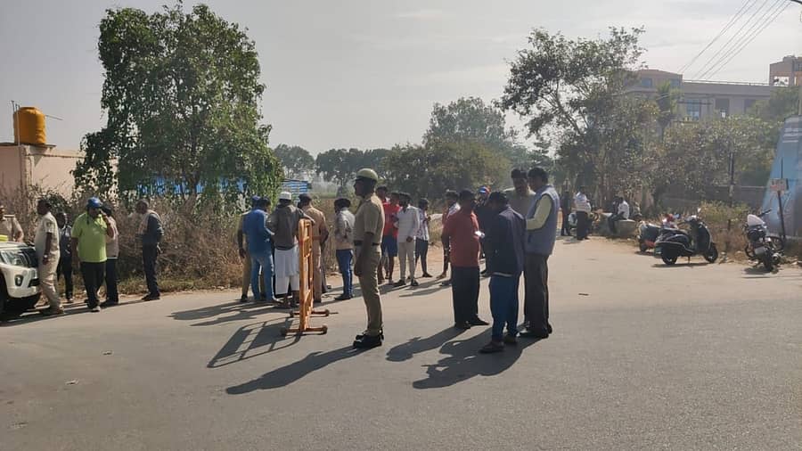 ಚಿಂತಾಮಣಿ ಬಳಿಯ ರಸ್ತೆಯಲ್ಲಿ ಮಂಗಳವಾರ ಪೊಲೀಸರು ಮತ್ತು ಸಾರಿಗೆ ಅಧಿಕಾರಿಗಳು ವಾಹನಗಳ ತಪಸಣೆ ನಡೆಸಿದರು.