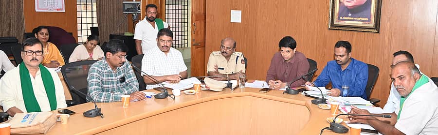 ಕಬ್ಬು ಬೆಳೆಗಾರರೊಂದಿಗಿನ ಸಭೆಯಲ್ಲಿ ಜಿಲ್ಲಾಧಿಕಾರಿ ಲಕ್ಷ್ಮೀಕಾಂತ ರೆಡ್ಡಿ ಮಾತನಾಡಿದರು