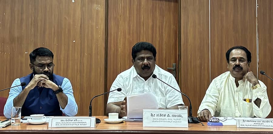 ಜಿಲ್ಲಾ ಗ್ಯಾರಂಟಿ ಯೋಜನೆಗಳ ಅನುಷ್ಠಾನ ಸಮಿತಿಯ ಜಿಲ್ಲಾ ಮಟ್ಟದ ಕಾರ್ಯಾಗಾರ ಆಯೋಜನೆ ಕುರಿತ ಪೂರ್ವಭಾವಿ ಸಭೆಯಲ್ಲಿ ಪ್ರಾಧಿಕಾರದ ಅಧ್ಯಕ್ಷ ಸತೀಶ ನಾಯ್ಕ ಮಾತನಾಡಿದರು. ಜಿಲ್ಲಾ ಪಂಚಾಯಿತಿ ಸಿಇಒ ಡಾ.ದಿಲೀಷ್ ಶಶಿ, ಪ್ರಾಧಿಕಾರದ ಉಪಾಧ್ಯಕ್ಷ ನಾಗರಾಜ ಮುರ್ಡೇಶ್ವರ ಪಾಲ್ಗೊಂಡಿದ್ದರು.