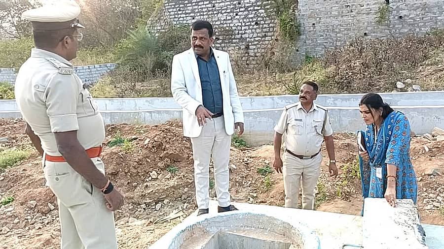 ವಿದ್ಯಾರ್ಥಿ ಮೃತಪಟ್ಟಿದ್ದ ಸ್ಥಳಕ್ಕೆ ರಾಜ್ಯ ಮಕ್ಕಳ ಹಕ್ಕುಗಳ ಆಯೋಗ ಅಧ್ಯಕ್ಷ ಶಶಿಧರ್ ಎಸ್. ಕೋಸಂಬೆ ಅವರು ಭೇಟಿ ನೀಡಿ ಪರಿಶೀಲಿಸಿದರು  