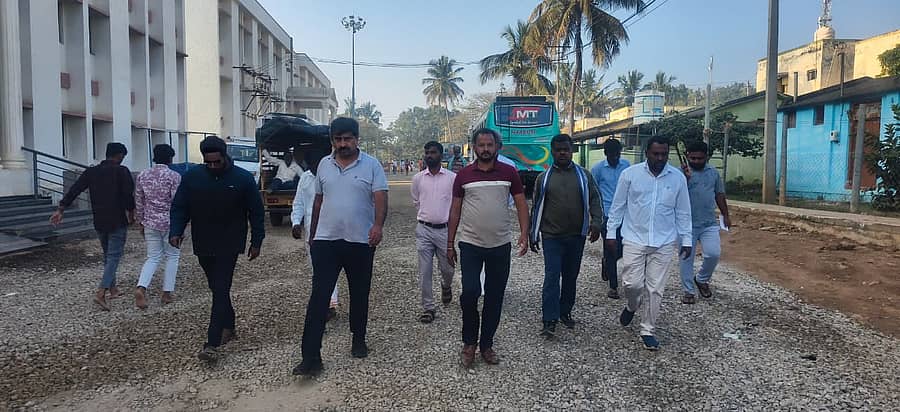 ಮಹದೇಶ್ವರ ಬೆಟ್ಟದಲ್ಲಿ ಮಹಾಶಿವರಾತ್ರಿ ಜಾತ್ರೆಗೆ ಭಕ್ತರಿಗೆ ಮೂಲಭೂತ ಸೌಕರ್ಯ ಕಲ್ಪಿಸುವ ಸಂಬಂಧ ಶಾಸಕ ಎಂ ಆರ್ ಮಂಜುನಾಥ್ ಮಂಗಳವಾರ ಮಹದೇಶ್ವರ ಬೆಟ್ಟಕ್ಕೆ ಭೇಟಿ ನೀಡಿ ಪರಿಶೀಲಿಸಿದರು