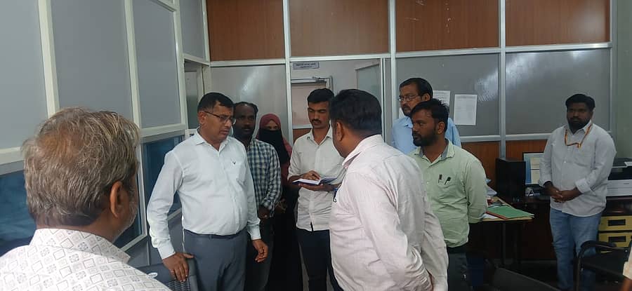 ಗಂಗಾವತಿ ನಗರಸಭೆ ಕಚೇರಿಗೆ ಮಂಗಳವಾರ ಲೋಕಾ ಯುಕ್ತ ಅಧಿಕಾರಿಗಳ ತಂಡ ಭೇಟಿ ನೀಡಿ, ದಾಖಲೆಗಳು ಪರಿಶೀಲಿಸಿದರು.