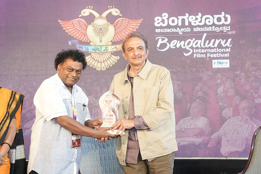 ಜಯಂತ ಕಾಯ್ಕಿಣಿ ಅವರಿಗೆ ಚಲನಚಿತ್ರ ಅಕಾಡೆಮಿ ಅಧ್ಯಕ್ಷ ಸಾಧುಕೋಕಿಲ ಸ್ಮರಣಿಕೆ ನೀಡಿದರು. 