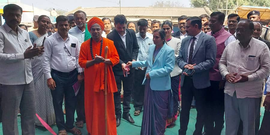 ಮುಂಡರಗಿ ತಾಲ್ಲೂಕಿನ ಡಂಬಳ ಗ್ರಾಮದ ತೋಂಟದಾರ್ಯ ಜಾತ್ರಾ ಮಹೋತ್ಸವದ ಅಂಗವಾಗಿ ಹಮ್ಮಿಕೊಂಡಿದ್ದ ಕಾನೂನು ಸಾಕ್ಷರತಾ ಜಾಥಾಕ್ಕೆ ತೋಂಟದ ಸಿದ್ಧರಾಮ ಸ್ವಾಮೀಜಿ ಚಾಲನೆ ನೀಡಿದರು