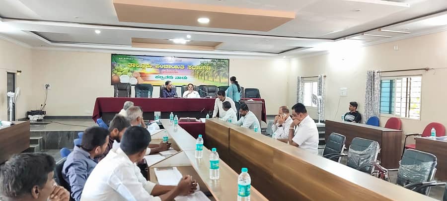 ನಗರದ ತಾಲ್ಲೂಕು ಪಂಚಾಯಿತಿ ಸಭಾಂಗಣದಲ್ಲಿ ತಾಲ್ಲೂಕು ಮಟ್ಟದ ಪಂಚ ಗ್ಯಾರಂಟಿ ಯೋಜನೆಗಳ ಪ್ರಗತಿ ಪರಿಶೀಲನಾ ಸಭೆಯು ಅಧ್ಯಕ್ಷ ಎಮ್.ಎನ್.ಕಾಂತರಾಜು ಅಧ್ಯಕ್ಷತೆಯಲ್ಲಿ ಬುಧವಾರ ನಡೆಯಿತು.