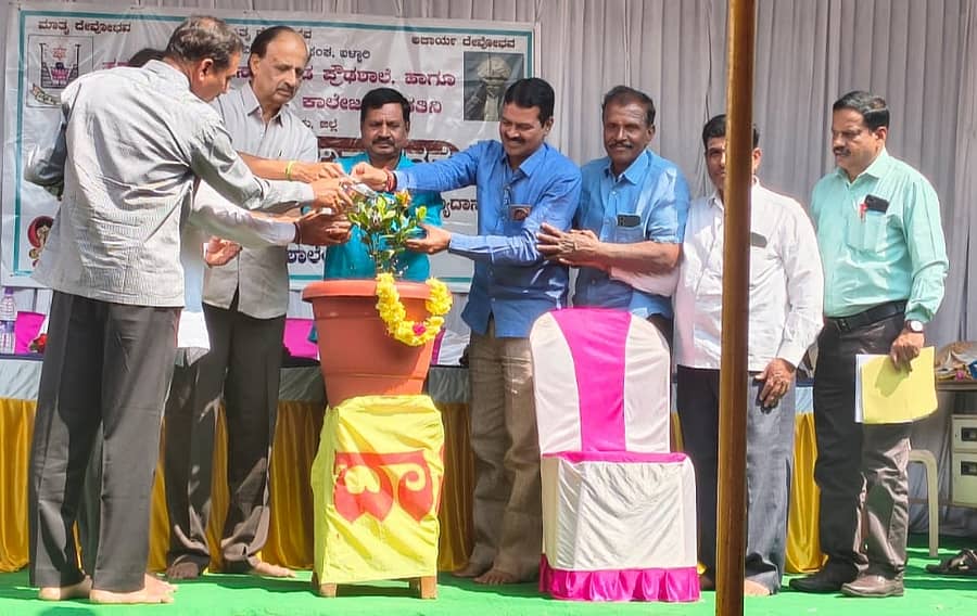 ಕುಡತಿನಿ ಪಟ್ಟಣದ ಹರಗಿನಡೋಣಿ ಬಸವನಗೌಡ ಸಂಯುಕ್ತ ಪದವಿ ಪೂರ್ವ ಕಾಲೇಜಿನ ಸಭಾಂಗಣದಲ್ಲಿ ನಡೆದ ಕಾರ್ಯಕ್ರಮಕ್ಕೆ ಗಣ್ಯರು ಚಾಲನೆ ನೀಡಿದರು