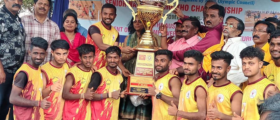 ಬ್ಯಾಡಗಿ ತಾಲ್ಲೂಕು ಕ್ರೀಡಾಂಗಣದಲ್ಲಿ 10 ದಿನ ತರಬೇತಿ ಪಡೆದ ಕರ್ನಾಟಕ ಕೊಕ್ಕೊ ತಂಡ ಮಂಗಳವಾರ ತುಮಕೂರಲ್ಲಿ ನಡೆದ ರಾಷ್ಟ್ರ ಮಟ್ಟದ ಪುರುಷರ ಸೀನಿಯರ್‌ ಕೊಕ್ಕೊ ಪಂದ್ಯಾವಳಿಯಲ್ಲಿ ಪ್ರಥಮ ಸ್ಥಾನ ಪಡೆಯಿತು