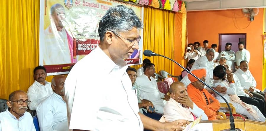 ಹುಕ್ಕೇರಿ ತಾಲ್ಲೂಕಿನ ಘೋಡಗೇರಿ ಗ್ರಾಮದ ಶಿವಾನಂದ ಮಠದ ವಿದ್ಯಾಸಂಸ್ಥೆಗೆ 9 ಎಕರೆ ಸರ್ಕಾರದಿಂದ ಜಮೀನು ಮಂಜೂರು ಮಾಡಿಸಿದ್ದಕ್ಕೆ ಹಮ್ಮಿಕೊಂಡ ಸಮಾರಂಭ ಉದ್ಧೇಶಿಸಿ ಸಚಿವ ಸತೀಶ್ ಜಾರಕಿಹೊಳಿ ಮಾತನಾಡಿದರು