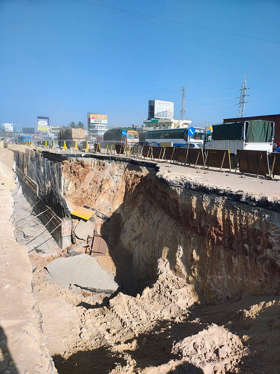 ಆನೇಕಲ್‌ ತಾಲ್ಲೂಕಿನ ಹಳೇ ಚಂದಾಪುರ ಬಳಿ ರಾಷ್ಟ್ರೀಯ ಹೆದ್ದಾರಿ ಕಾಮಗಾರಿ ಸ್ಥಳದಲ್ಲಿ ಭೂಕುಸಿತ ಉಂಟಾಗಿದೆ