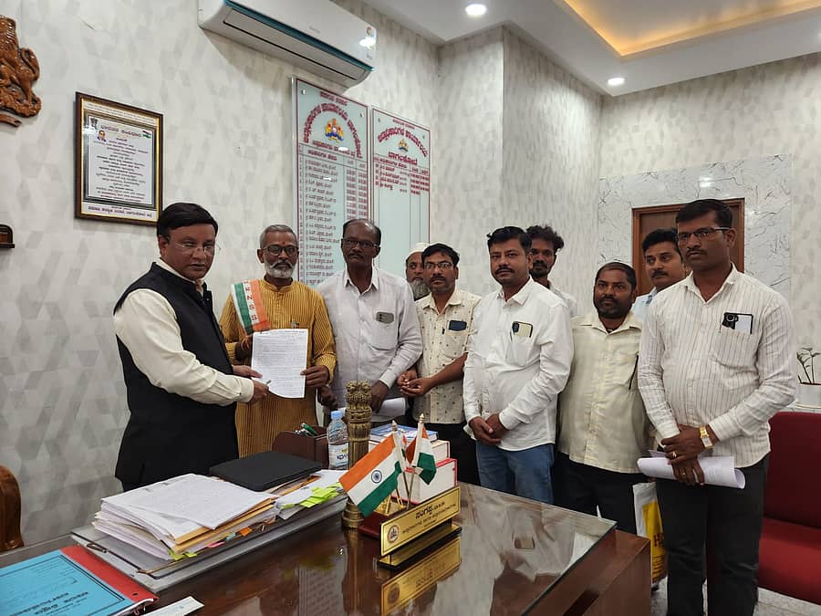 ನೇಕಾರರಿಗೆ ಸೌಲಭ್ಯಗಳನ್ನು ಒದಗಿಸಲು ರಾಜ್ಯ ಬಜೆಟ್‌ನಲ್ಲಿ ಹೆಚ್ಚಿನ ಅನುದಾನ ನೀಡಬೇಕು ಎಂದು ಆಗ್ರಹಿಸಿ ಬುಧವಾರ ಬಾಗಲಕೋಟೆಯಲ್ಲಿ ಜಿಲ್ಲಾಧಿಕಾರಿ ಸಂಗಪ್ಪ ಅವರಿಗೆ ರಾಜ್ಯ ನೇಕಾರರ ಸೇವಾ ಸಂಘದ ಮುಖಂಡರು ಮನವಿ ಸಲ್ಲಿಸಿದರು