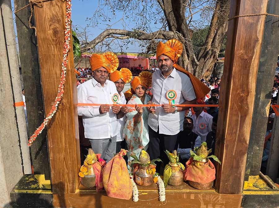 ಖಾನಾಪುರ ತಾಲ್ಲೂಕಿನ ವಡೆಬೈಲ್ ಗ್ರಾಮದ ಮಹಾಲಕ್ಷ್ಮಿ ದೇವಸ್ಥಾನದ ‘ಚೌಕಟ್ಟು ಪೂಜೆ’ ಸಮಾರಂಭದಲ್ಲಿ ಚನ್ನರಾಜ ಹಟ್ಟಿಹೊಳಿ ಪಾಲ್ಗೊಂಡರು