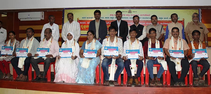 2024–25ನೇ ಸಾಲಿನ ಎಸ್‌ಎಸ್‌ಎಲ್‌ಸಿ ಪರೀಕ್ಷೆಯಲ್ಲಿ 620ಕ್ಕಿಂತ ಹೆಚ್ಚು ಅಂಕಗಳಿಸಿದ ಮಕ್ಕಳನ್ನು ಬುಧವಾರ ಬಾಗಲಕೋಟೆಯಲ್ಲಿ ನಡೆದ ಕಾರ್ಯಾಗಾರದಲ್ಲಿ ಸನ್ಮಾನಿಸಲಾಯಿತು