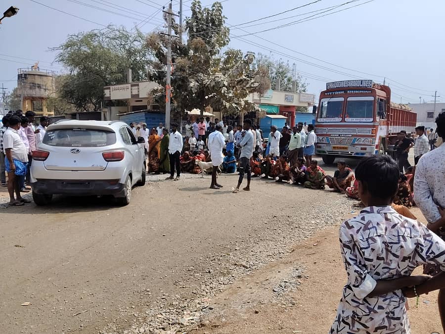 ಕವಿತಾಳ ಸಮೀಪದ ಬಾಗಲವಾಡದಲ್ಲಿ ಸಾರ್ವಜನಿಕ ಶೌಚಾಲಯ ನಿರ್ಮಾಣಕ್ಕೆ ಆಗ್ರಹಿಸಿ ಮಹಿಳೆಯರು ಬುಧವಾರ ರಸ್ತೆಯಲ್ಲಿ ವಾಹನ ಸಂಚಾರ ತಡೆದು ಪ್ರತಿಭಟನೆ ನಡೆಸಿದರು