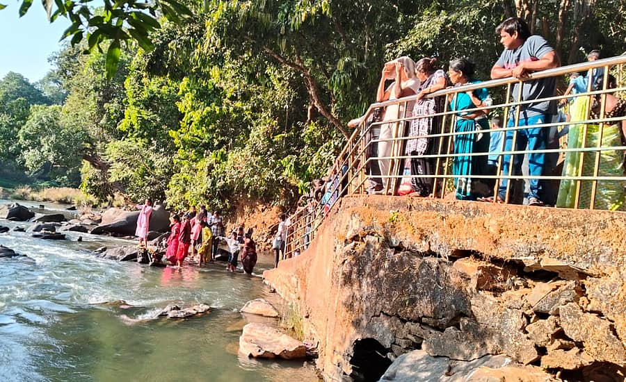 ಶಿರಸಿಯ ಸಹಸ್ರಲಿಂಗದ ಶಾಲ್ಮಲಾ  ನದಿ ತಟದಲ್ಲಿ ನಿರ್ಮಿಸಿರುವ ತಡೆಗೋಡೆ ಶಿಥಿಲಗೊಂಡು ಅಪಾಯಕರ ಸ್ಥಿತಿಗೆ ತಲುಪಿದೆ
