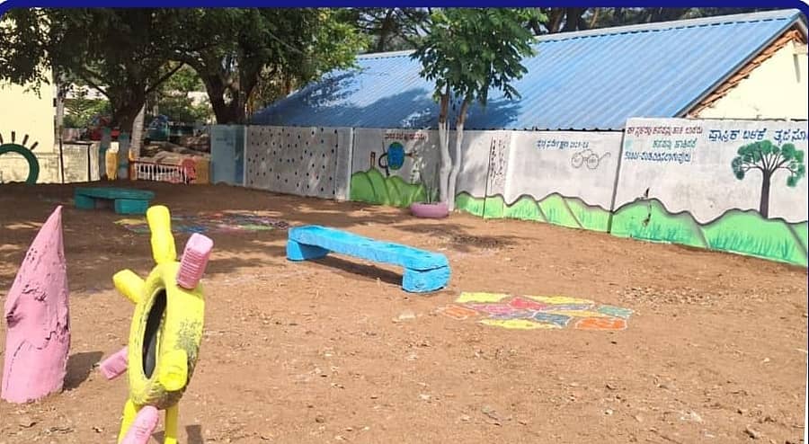 ಹುಣಸೂರು ನಗರದ ವಿವಿಧ ಬಡಾವಣೆಯ ಸಾರ್ವಜನಿಕ ಸ್ಥಳಗಳಲ್ಲಿ ಘನತ್ಯಾಜ್ಯ ವಿಲೇವಾರಿ ನಿಯಂತ್ರಣಕ್ಕೆ ತ್ಯಾಜ್ಯ ತೆರವುಗೊಳಿಸಿ ಸಾರ್ವಜನಿಕರಲ್ಲಿ ಜಾಗೃತಿ ಮೂಡಿಸಲು ಚಿತ್ರ, ಕಲಾಕೃತಿಗಳನ್ನು ಅರಳಿಸಿರುವ ದೃಶ್ಯ