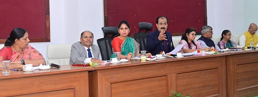 ಚಾಮರಾಜನಗರದ ಹಳೆಯ ಕೆಡಿಪಿ ಸಭಾಂಗಣದಲ್ಲಿ ಬುಧವಾರ ರಾಜ್ಯ ಆಹಾರ ಆಯೋಗದ ಅಧ್ಯಕ್ಷ ಡಾ.ಎಚ್‌.ಎನ್‌.ಕೃಷ್ಣ ಜಿಲ್ಲಾ ಮಟ್ಟದ ಅಧಿಕಾರಿಗಳ ಸಭೆ ನಡೆಸಿದರು