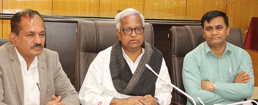 ಚಿತ್ರದುರ್ಗದ ಜಿಲ್ಲಾಧಿಕಾರಿ ಕಚೇರಿ ಸಭಾಂಗಣದಲ್ಲಿ ಬುಧವಾರ ನಡೆದ ಕನ್ನಡ ಅನುಷ್ಠಾನ ಕುರಿತ ಸಭೆಯಲ್ಲಿ ಕನ್ನಡ ಅಭಿವೃದ್ಧಿ ಪ್ರಾಧಿಕಾರದ ಅಧ್ಯಕ್ಷ ಪುರುಷೋತ್ತಮ ಬಿಳಿಮಲೆ ಮಾತನಾಡಿದರು