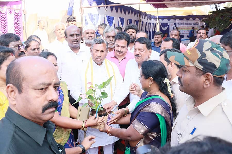 ದೇವನಹಳ್ಳಿ ತಾಲೂಕಿನ ಆವತಿ ಗ್ರಾಮ ಪಂಚಾಯಿತಿ ವ್ಯಾಪ್ತಿಯಲ್ಲಿ  ಕೈಗೊಳ್ಳಲಾದ ಅಭಿವೃದ್ಧಿ ಕಾಮಗಾರಿಗಳನ್ನು ಸಚಿವ ಕೆ.ಎಚ್‌.ಮುನಿಯಪ್ಪ ಲೋಕಾರ್ಪಣೆ ಮಾಡಿದರು. ಇದೇ ವೇಳೆ ಅಧಿಕಾರಿಗಳು ಗಣ್ಯರು ಉಪಸ್ಥಿತರಿದ್ದರು.