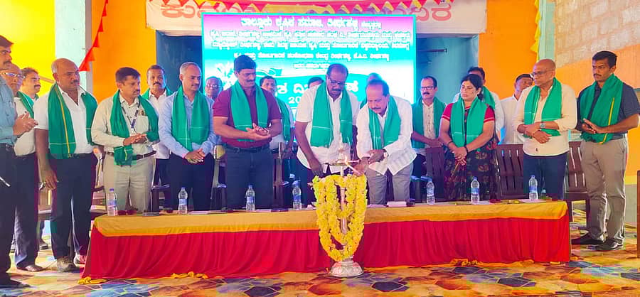 ತೀರ್ಥಹಳ್ಳಿಯ ರಾಮಕೃಷ್ಣಪುರದಲ್ಲಿ ನಡೆದ ರೈತ ದಿನಾಚರಣೆಯನ್ನು ಮ್ಯಾಮ್ಕೋಸ್‌ ಉಪಾಧ್ಯಕ್ಷ ಹುಲ್ಕುಳಿ ಮಹೇಶ್‌ ಉದ್ಘಾಟಿಸಿದರು 