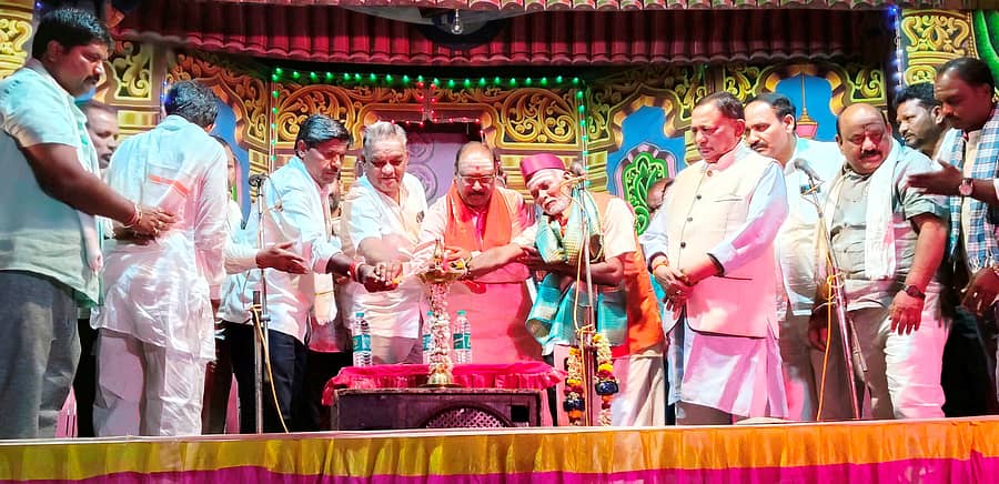 ಶಿಗ್ಗಾವಿ ತಾಲ್ಲೂಕಿನ ಹಿರೇಬೆಂಡಿಗೇರಿ ಗ್ರಾಮದಲ್ಲಿ ಸೋಮವಾರ ಬಸವಣ್ಣ ದೇವರ ಜಾತ್ರಾ ಮಹೋತ್ಸವದ ಅಂಗವಾಗಿ ಹಮ್ಮಿಕೊಂಡ ‘ಧರ್ಮದ ದೀಪ ಹಚ್ಚಿದ ರೈತ’ ಎಂಬ ಸಾಮಾಜಿಕ ನಾಟಕವನ್ನು ಮಾಜಿ ಸಂಸದ ಮಂಜುನಾಥ ಕುನ್ನೂರ ಉದ್ಘಾಟಿಸಿದರು