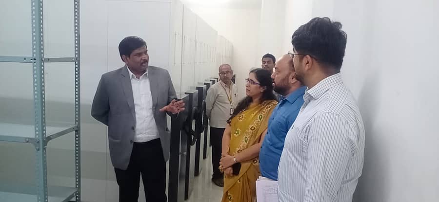 ಮಡಿಕೇರಿ ತಾಲ್ಲೂಕಿನ ತಹಶೀಲ್ದಾರ್ ಕಚೇರಿಗೆ ಜಿಲ್ಲಾಧಿಕಾರಿ ಎಸ್.ಟಿ.ಸೋಮಶೇಖರ್ ಬುಧವಾರ ಅನಿರೀಕ್ಷಿತ ಭೇಟಿ ನೀಡಿ ಸಿಬ್ಬಂದಿಗೆ ಸೂಚನೆಗಳನ್ನು ನೀಡಿದರು