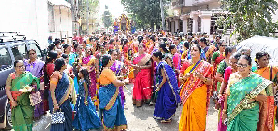 ಕಲಬುರಗಿಯ ಬ್ರಹ್ಮಪುರ ಪ್ರದೇಶದ ನ್ಯೂ ರಾಘವೇಂದ್ರ ಕಾಲೊನಿಯಲ್ಲಿರುವ ವೆಂಕಟೇಶ್ವರ (ಬಾಲಾಜಿ) ದೇವಸ್ಥಾನದ 38ನೇ ವರ್ಧಂತಿ ಉತ್ಸವದ ಅಂಗವಾಗಿ ಬುಧವಾರ ಅದ್ದೂರಿ ರಥೋತ್ಸವ ನಡೆಯಿತು