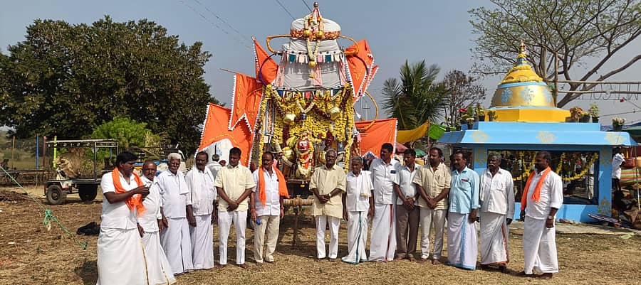 ಸರಗೂರು ತಾಲ್ಲೂಕಿನ ಕಂದೇಗಾಲ ಗ್ರಾಮದ ಮಹದೇಶ್ವರಸ್ವಾಮಿ ಜಾತ್ರಾ ಮಹೋತ್ಸವ ಮತ್ತು ಕೊಂಡೋತ್ಸವ ಬುಧವಾರ ವಿಜೃಂಭಣೆಯಿಂದ ನೆರವೇರಿತು