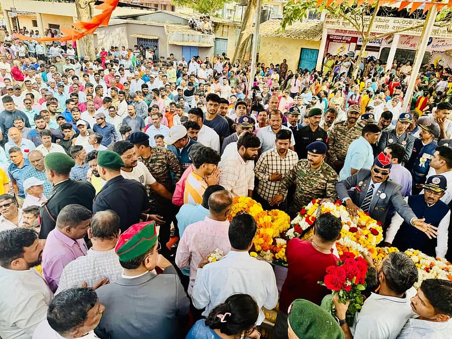 ಬೆಳಗಾವಿ ತಾಲ್ಲೂಕಿನ ಕಂಗ್ರಾಳಿ ಕೆ.ಎಚ್‌. ಗ್ರಾಮದಲ್ಲಿ ಯೋಧ ಜಗದೀಶ ಶಿಂಧೆ ಅವರ ಅಂತ್ಯಕ್ರಿಯೆ ಬುಧವಾರ ನೆರವೇರಿತು