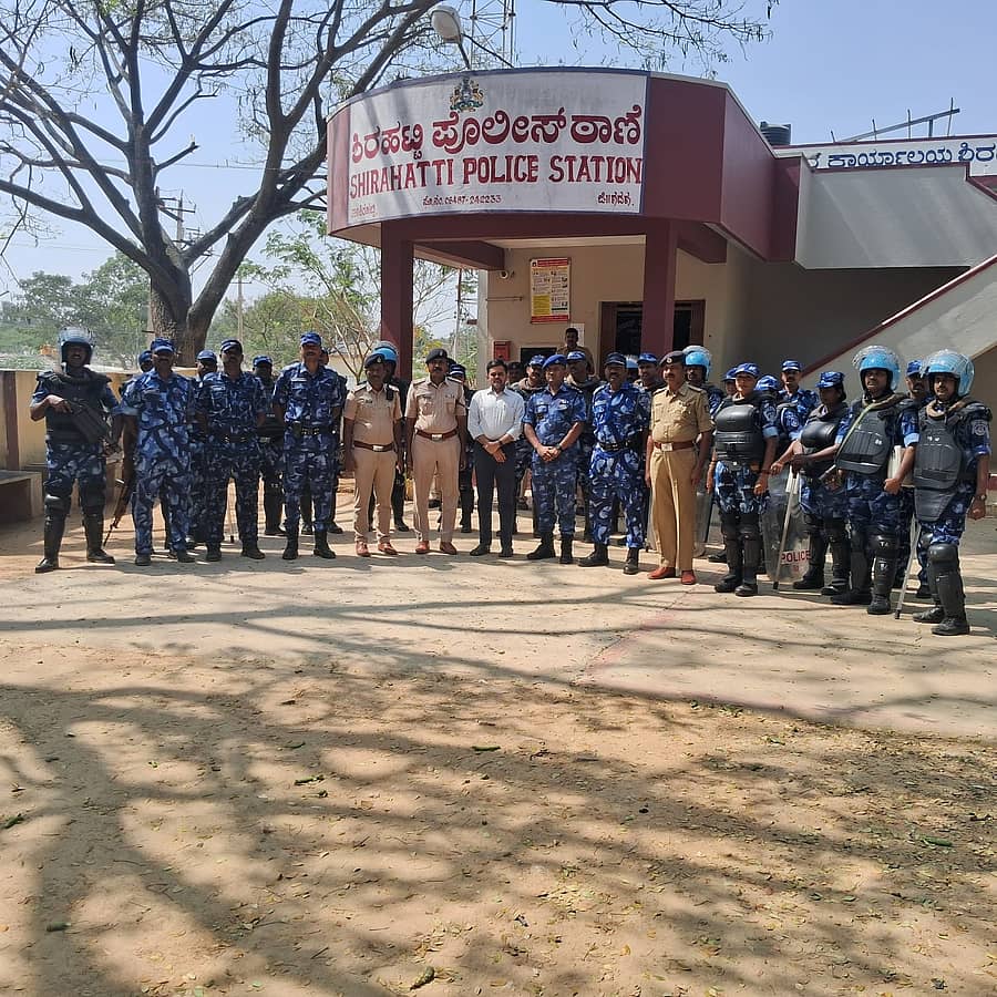 ಶಿರಹಟ್ಟಿ ಪಟ್ಟಣದ ಪ್ರಮುಖ ಬಡಾವಣೆಗಳಲ್ಲಿ ಬುಧವಾರ ರೂಟ್ ಮಾರ್ಚ್ ನಡೆಸಲಾಯಿತು