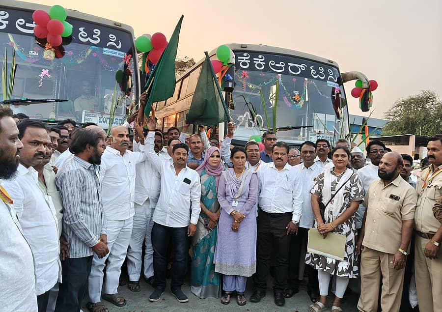 ಅಫಜಲಪುರ - ಬೆಂಗಳೂರು ನಾನ್ ಎಸಿ ಸ್ಲೀಪರ್‌ ಬಸ್‌ ಸೇವೆಗೆ ಬುಧವಾರ ಕೆಕೆಆರ್‌ಟಿಸಿ ಅಧ್ಯಕ್ಷ ಅರುಣಕುಮಾರ ಎಂ.ಪಾಟೀಲ ಅವರು ಚಾಲನೆ ನೀಡಿದರು