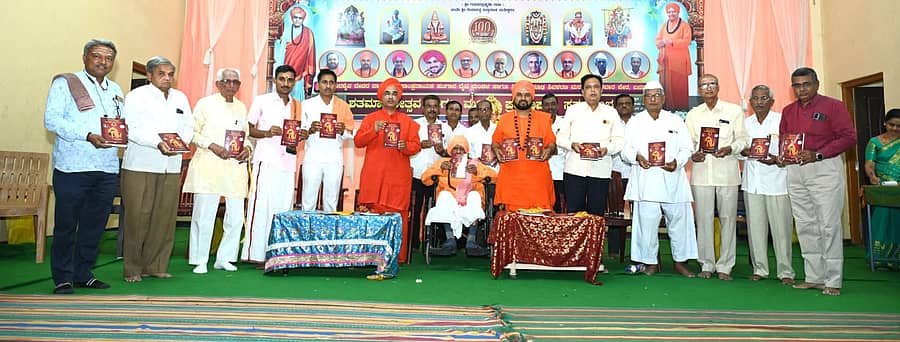 ಬನಹಟ್ಟಿಯಲ್ಲಿ ನಡೆದ ಕಾರ್ಯಕ್ರಮದಲ್ಲಿ ಚಿಕ್ಕರೇವಣಸಿದ್ಧ ಶರಣರ ಕೃತಿಯನ್ನು ಬೈಲಹೊಂಗಲದ ಮಹಾದೇವ ಸರಸ್ವತಿ ಸ್ವಾಮೀಜಿ ಮತ್ತು ರಬಕವಿಯ ಗುರುದೇವ ಬ್ರಹ್ಮಾನಂದ ಆಶ್ರಮದ ಗುರುಸಿದ್ಧೇಶ್ವರ ಸ್ವಾಮೀಜಿ ಲೋಕಾರ್ಪಣೆ ಮಾಡಿದರು