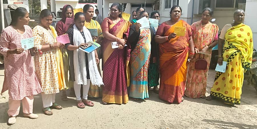 ಕೋಲಾರದಲ್ಲಿ ಚೀಟಿ ಹಣ ಕಳೆದುಕೊಂಡ ಮಹಿಳೆಯರು ನಗರ ಪೊಲೀಸ್‌ ಠಾಣೆ ಎದುರು ಆಕ್ರೋಶ ವ್ಯಕ್ತಪಡಿಸಿದರು
