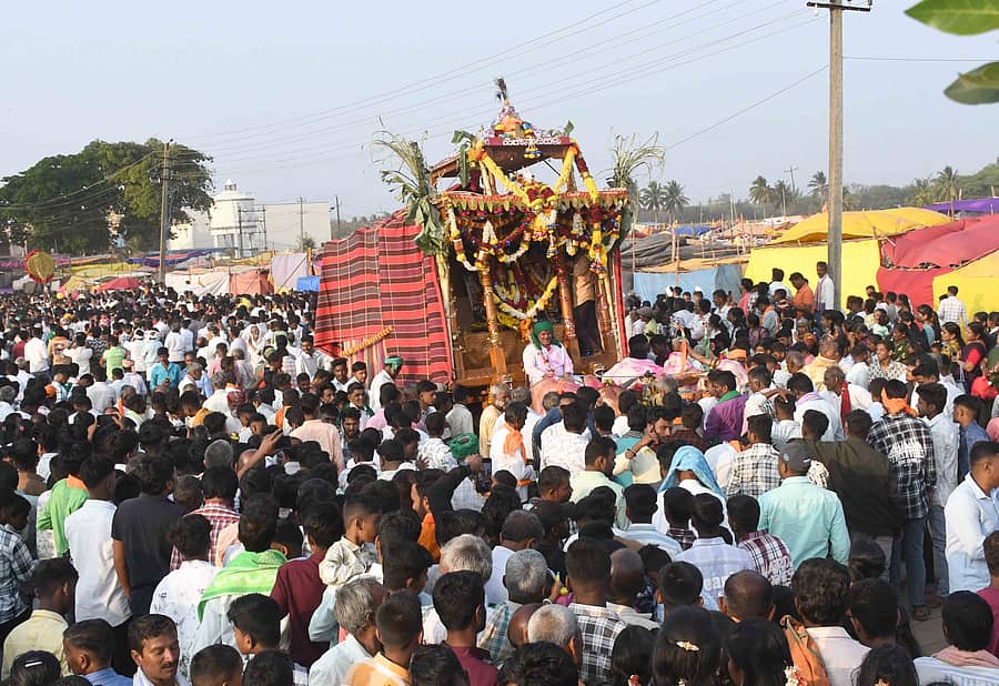 ಧಾರವಾಡ ತಾಲ್ಲೂಕಿನ ಗರಗ ಮಡಿವಾಳೇಶ್ವರ ಜಾತ್ರಾ ಮಹೋತ್ಸವದಲ್ಲಿ ಎತ್ತಿನಬಂಡಿಯಲ್ಲಿ ಮಡಿವಾಳೇಶ್ವರರ ಮೂರ್ತಿಯನ್ನು ತರಲಾಯಿತು 