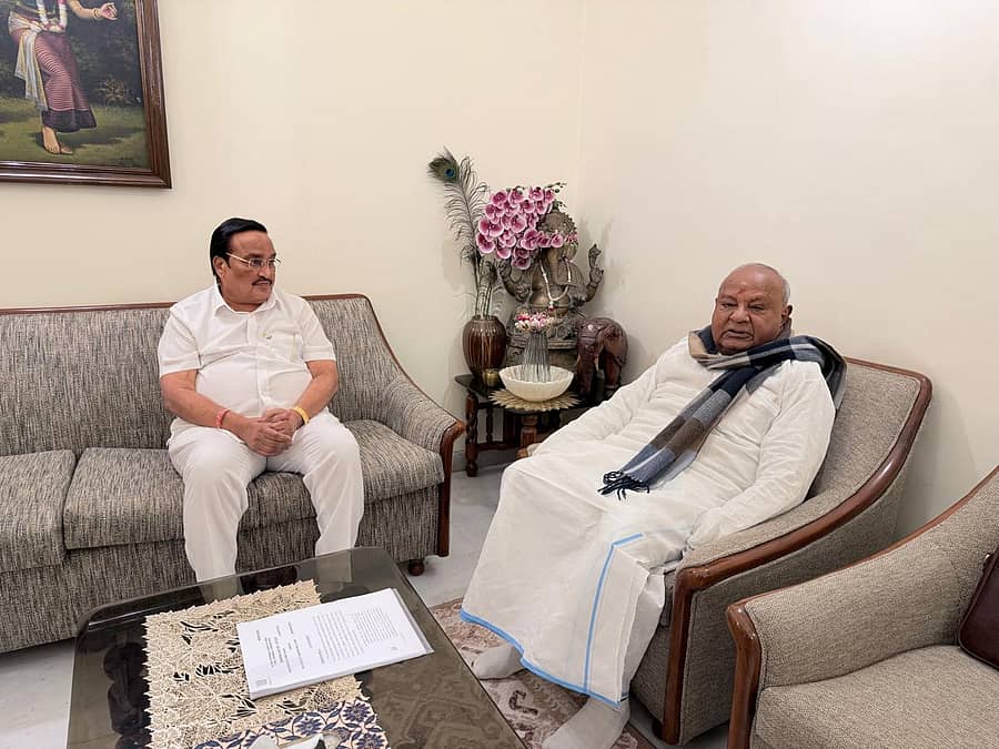 ಕೇಂದ್ರ ಜಲಶಕ್ತಿ ಸಚಿವ ಸಿ.ಆರ್.ಪಾಟೀಲ ಅವರನ್ನು ನವದೆಹಲಿಯಲ್ಲಿ ಬುಧವಾರ ಭೇಟಿ ಮಾಡಿದ ಎಚ್.ಡಿ.ದೇವೇಗೌಡ ಅವರು ರಾಜ್ಯದ ನೀರಾವರಿ ಯೋಜನೆಗಳಿಗೆ ಅನುಮೋದನೆ ನೀಡುವಂತೆ ಮನವಿ ಮಾಡಿದರು. 